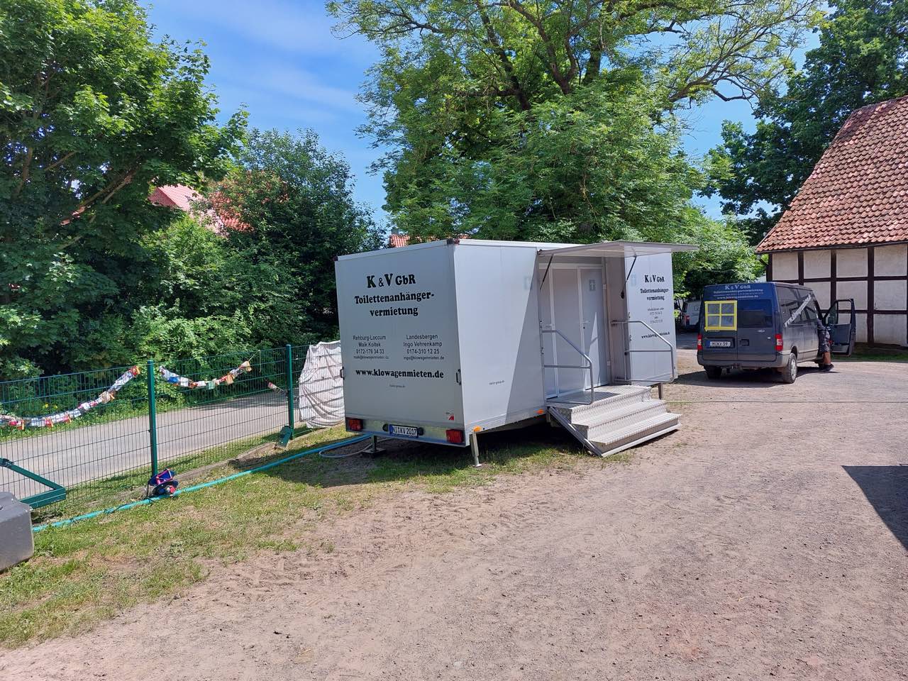 Anlieferung des Toilettenanhängers mit dem Zugfahrzeug