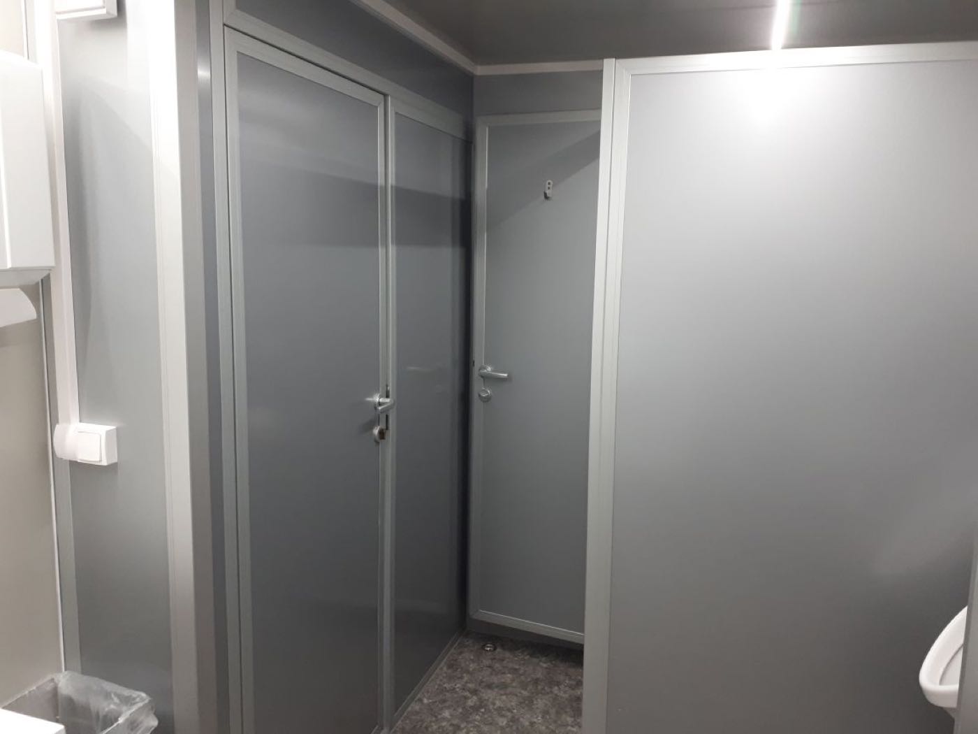Gang zwischen den abschließbaren WC-Kabinen