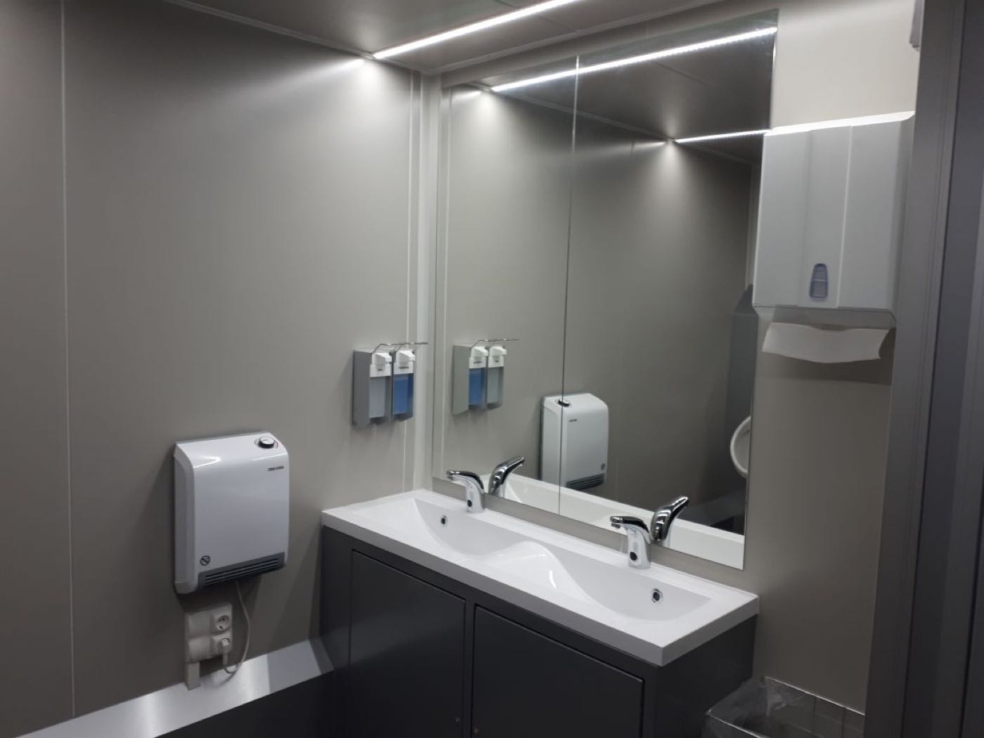 Doppel-Waschtisch mit Spiegel und Seifenspender im Toilettenanhänger