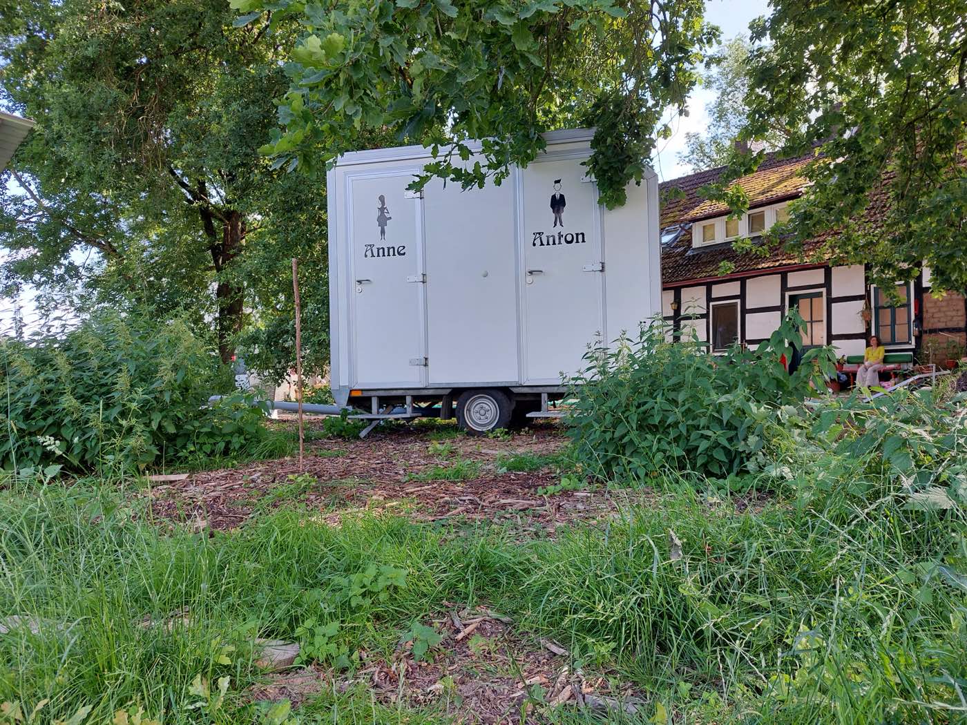 Kompakter Toilettenanhänger von K&V mit den beschrifteten Kabinentüren „Anne“ und „Anton“